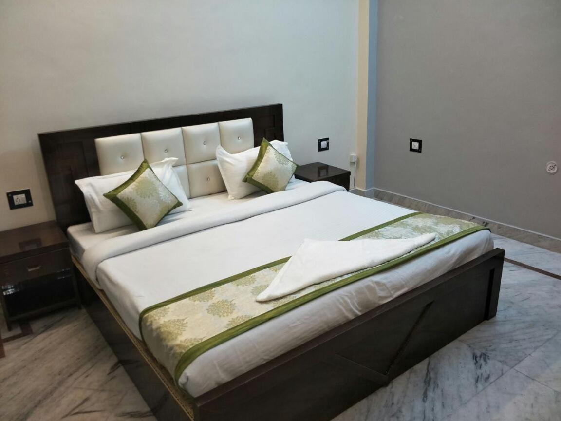 Surabhi Garden Inn Лакхнау Экстерьер фото