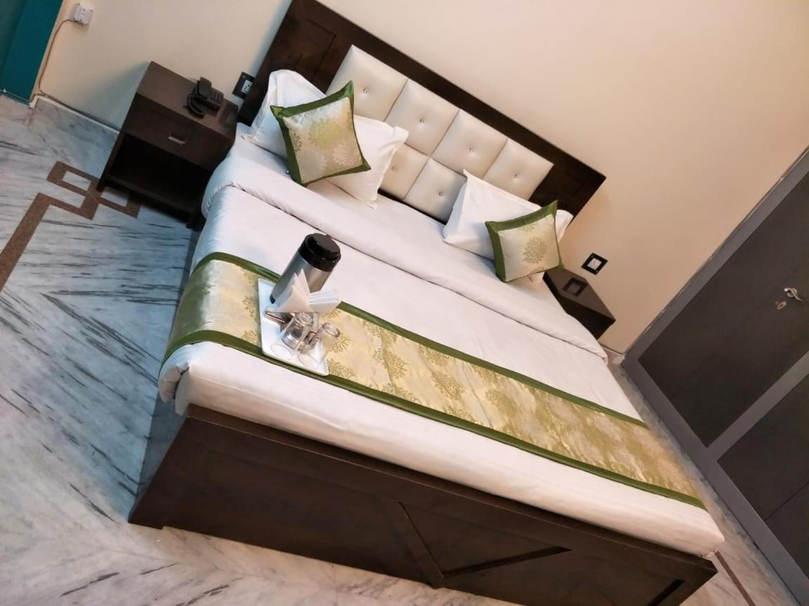 Surabhi Garden Inn Лакхнау Экстерьер фото